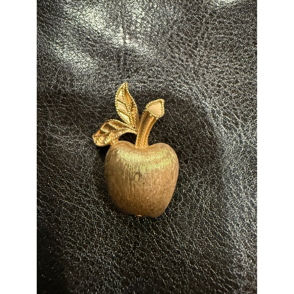 Avon Gold Tone Apple Brooch Pin Leaf Stem Vintage Jewelry Accessory Gift